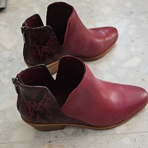 Vince Camuto Ankle Booties, Size 7.5 Medium, Red Leather